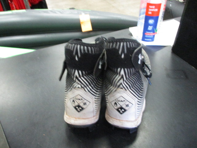 Load image into Gallery viewer, Used Under Armour Football Cleats Size 4
