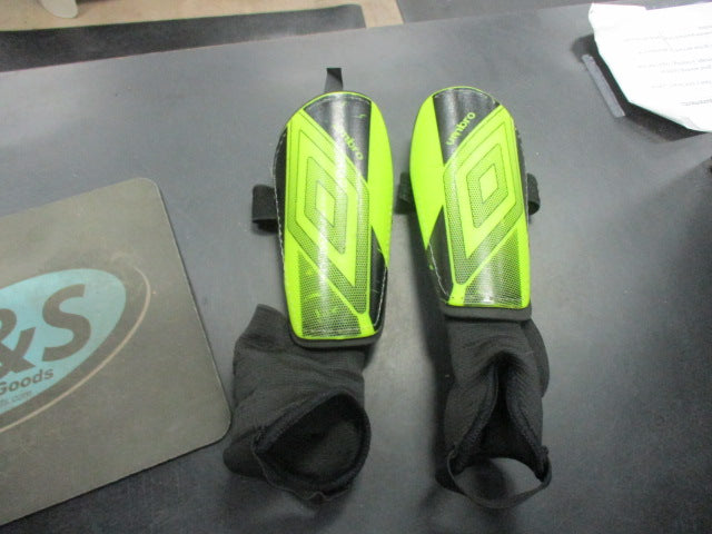 Load image into Gallery viewer, Used Umbro Soccer Shin Guards Size Small
