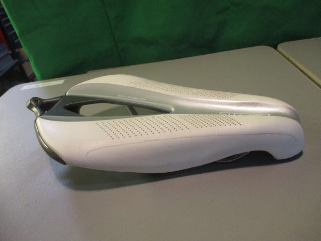 Load image into Gallery viewer, Used Sitero Body Geometry Bike Seat / Saddle
