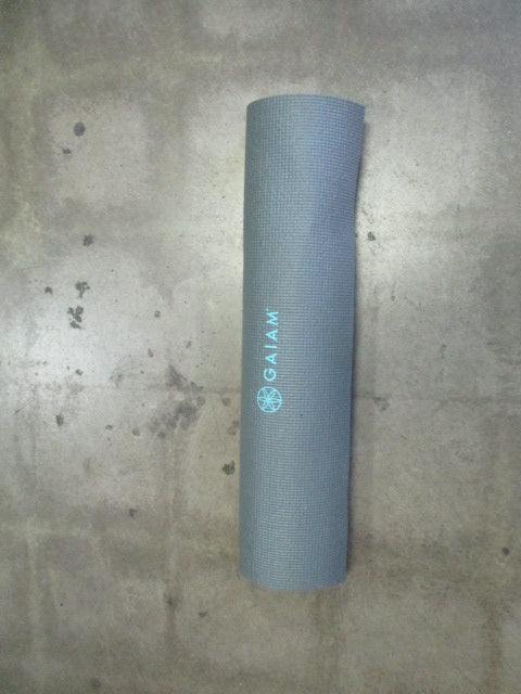 Load image into Gallery viewer, Used Gaiam Yoga Mat - 67.5&quot; - some discoloration at the end
