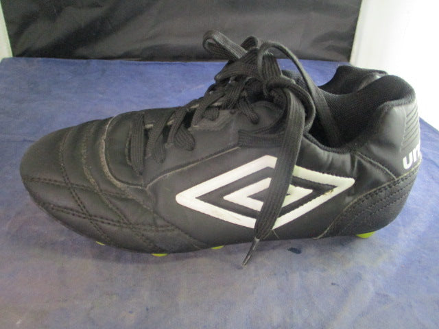 Load image into Gallery viewer, Used Umbro Soccer Cleats Size 3
