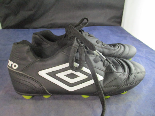 Load image into Gallery viewer, Used Umbro Soccer Cleats Size 3
