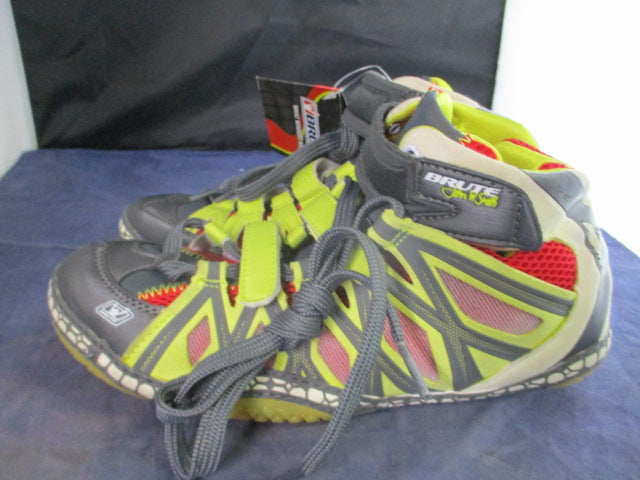 Load image into Gallery viewer, CLEARANCE New Brute Size 8 Wrestling Shoes Floor Model (Has Defect)
