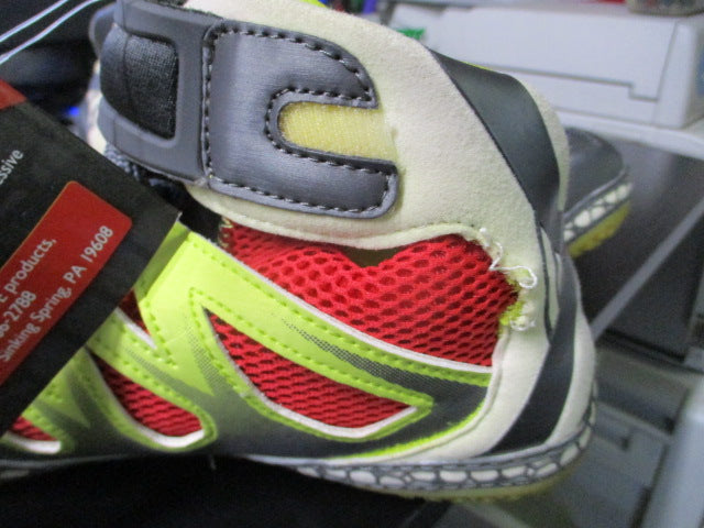 Load image into Gallery viewer, CLEARANCE New Brute Size 8 Wrestling Shoes Floor Model (Has Defect)
