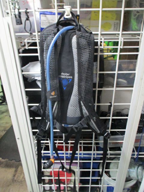 Load image into Gallery viewer, Used Deuter Hydro Lite 2.0 70 fl. oz. Hydration Pack - tube needs replacing
