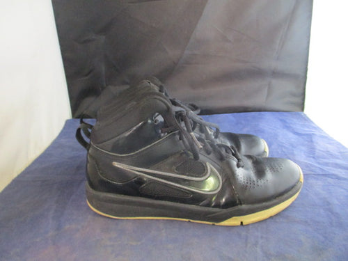 Used Nike Team Hustle D 6 Basketball Shoes Youth Size 5.5 - worn tread