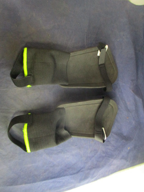 Load image into Gallery viewer, Used Athletic Works Stirrup Shin Guards Size Large
