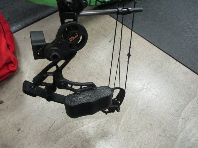 Load image into Gallery viewer, Used Diamond Atomic Bowtech Youth RH Compound Bow

