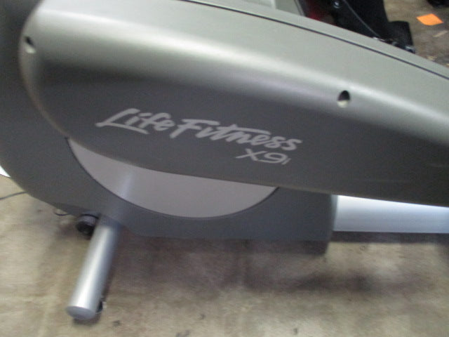 Load image into Gallery viewer, Used Life Fitness X9i Commercial Grade Elliptical
