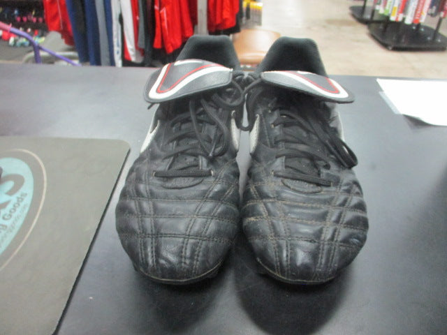 Load image into Gallery viewer, Used Nike Tiempo SZ 8 Soccer Cleats
