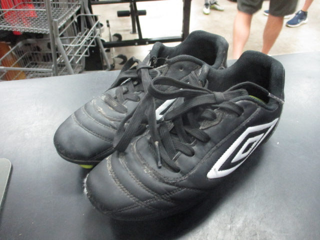 Load image into Gallery viewer, Used Umbro Soccer Cleats Size 2
