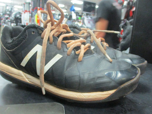 Used New Balance Cleats Size 4 (DAMAGE ON CLEATS)