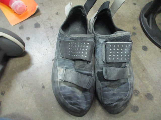 Load image into Gallery viewer, Used Black Diamond Rock Climbing Shoes Size 9.5 (holes in toes)
