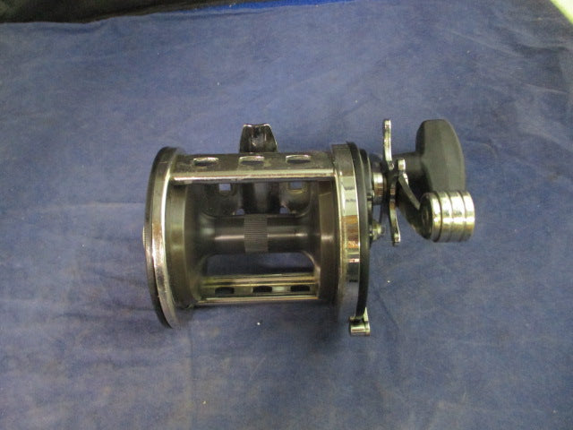 Load image into Gallery viewer, Used Penn Jigmaster Star Drag Size 500 Reel
