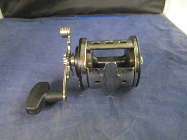 Load image into Gallery viewer, Used Penn Jigmaster Star Drag Size 500 Reel
