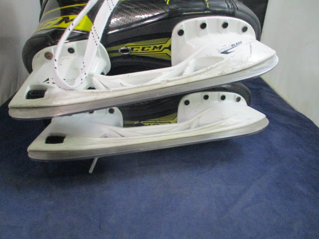 Load image into Gallery viewer, Used CCM Classic Super Tacks Hockey Skates Size Youth - some wear
