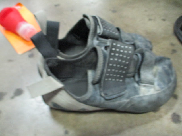 Load image into Gallery viewer, Used Black Diamond Rock Climbing Shoes Size 9.5 (holes in toes)
