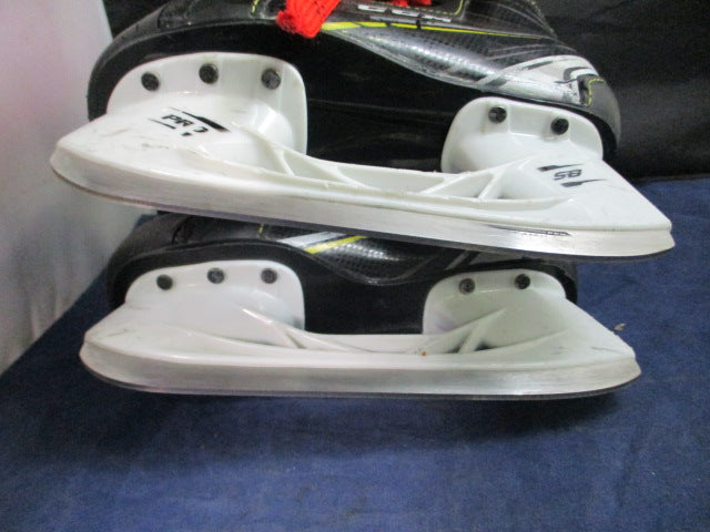 Load image into Gallery viewer, Used CCM 9060 Tacks Skates Youth Size 11.5
