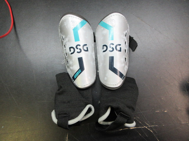 Load image into Gallery viewer, Used DSG Ocala Soccer Shin Guards - Size Medium
