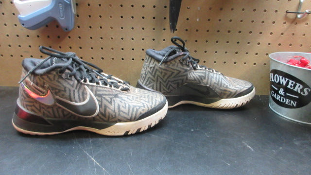 Load image into Gallery viewer, Used Nike LeBron NXXT Genisus Black Basketball Shoes - Size 6.5
