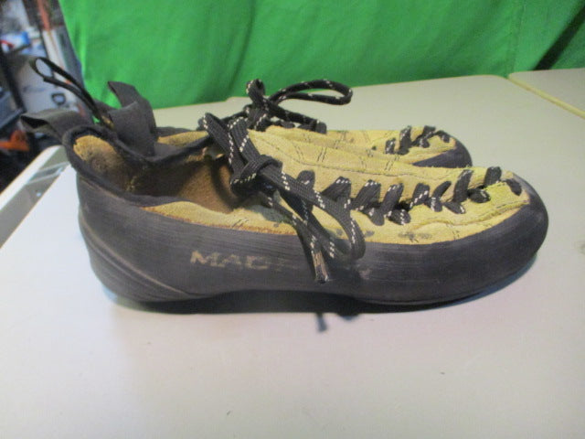 Load image into Gallery viewer, Used Mad Rock Size 6.5 Climbing Shoes
