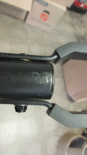 Load image into Gallery viewer, Used Hollywood Racks Bike Adapter - crack
