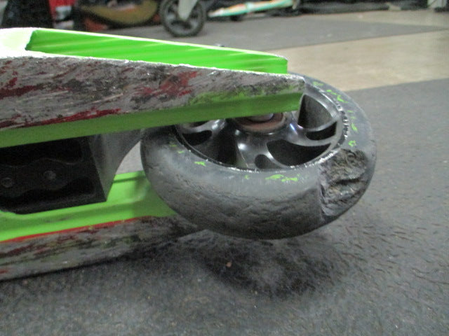 Load image into Gallery viewer, Used Madd Gear Trick Scooter (Has Wear, Needs New Wheel)

