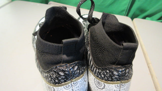Load image into Gallery viewer, Used FG Youth 5Y Soccer Cleats
