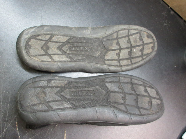 Load image into Gallery viewer, Used DBX Water Shoes - Size 12

