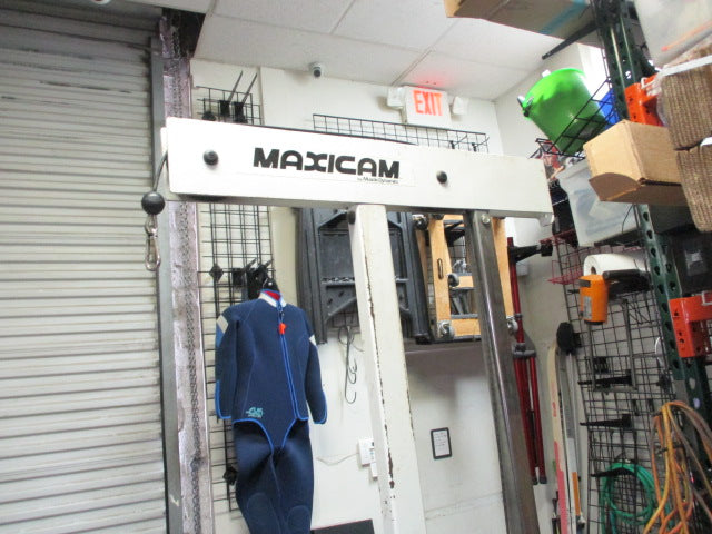 Load image into Gallery viewer, Used Maxicam Commercial Lat Machine
