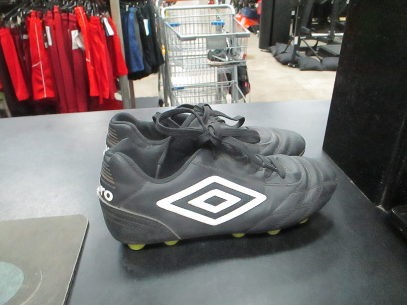 Load image into Gallery viewer, Used Umbro Youth 3 Soccer Cleats
