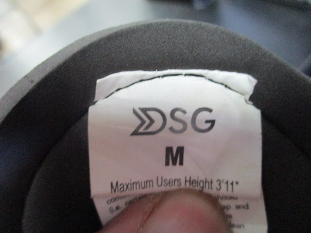 Load image into Gallery viewer, Used DSG Youth Medium 3'11" Soccer Shin Guards
