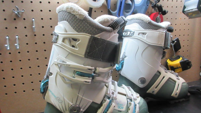 Load image into Gallery viewer, Used Salomon Quest 80w Energyzer Ski Boots - Size 24
