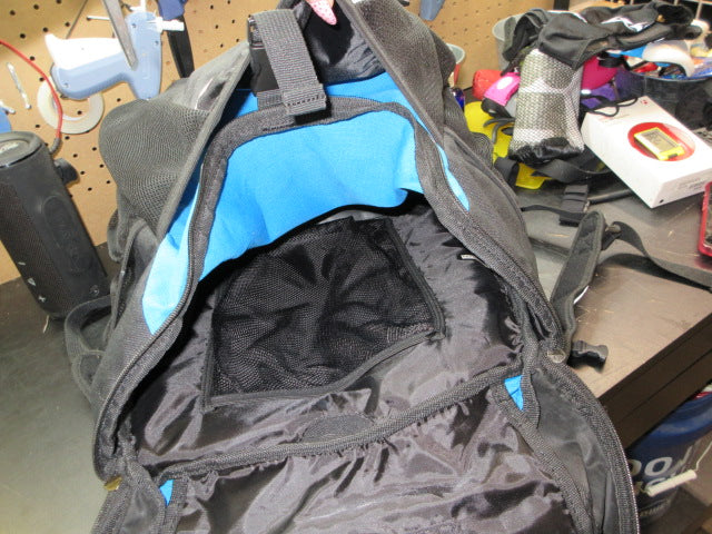 Load image into Gallery viewer, Used Blueseventy Triathlon Transition Bag
