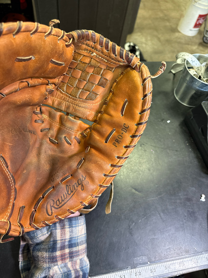 Load image into Gallery viewer, Vintage Rawling Heart of the Hide Pro-DC LHT OEB01 1st Baseman Mitt
