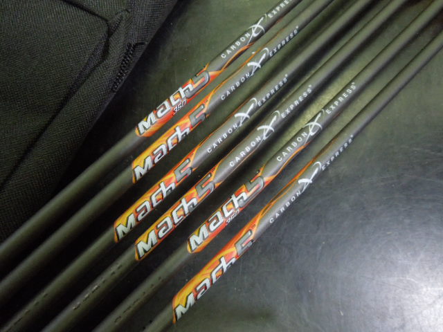 Load image into Gallery viewer, Used Vista Archery Quiver with 6 Mach5 Carbon EX Arrows
