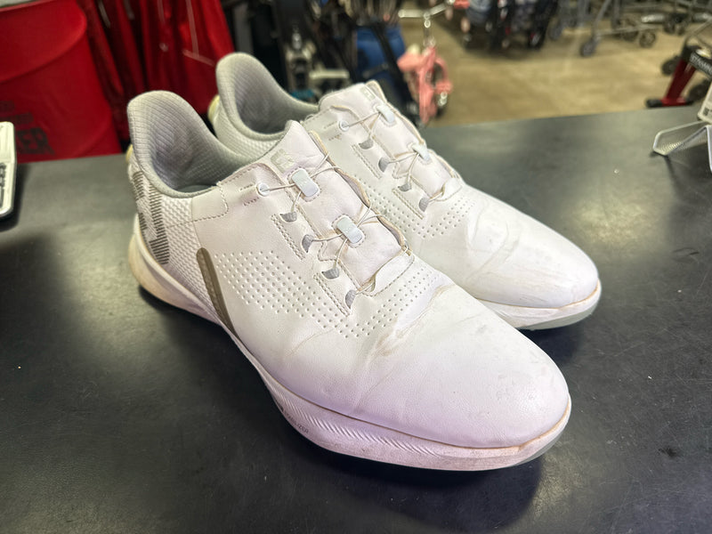 Load image into Gallery viewer, Used Footjoy Stratolite Golf Shoes with BOA Tie Down Size 9.5
