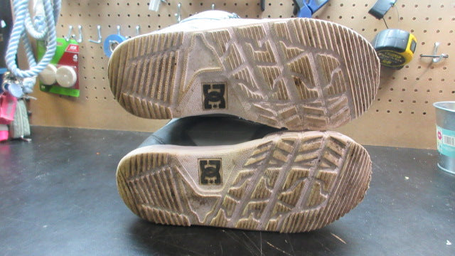 Load image into Gallery viewer, Used DC Faze 2022 Snowboarding Boots - Size 9.5
