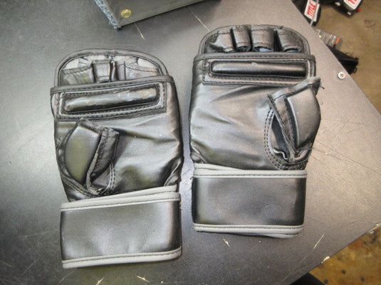 Used Everlast Wrist Wrap Heavy Bag Gloves - Size Small