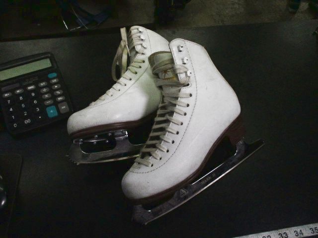 Load image into Gallery viewer, Used Jackson Mystique 1491 Jr Figure Skating Skates Size 3.5C

