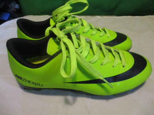 Used Zhenzu Soccer Cleats Size 2.5