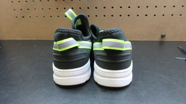 Load image into Gallery viewer, Used Water Shoes - Size 4
