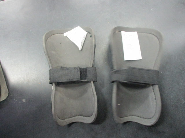Load image into Gallery viewer, Used Champro D3 Soccer Shin Guards Size Small
