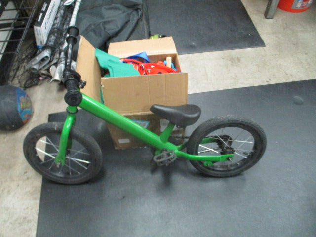 Load image into Gallery viewer, Used Green kids 14&quot; Bike
