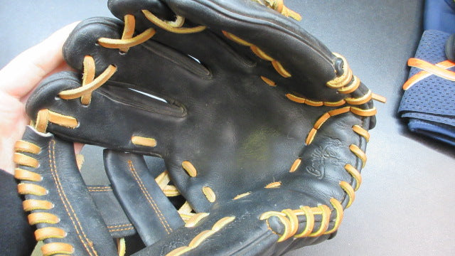 Load image into Gallery viewer, Used Marucci Mtype Capitol Series 11.5" Glove - RHT
