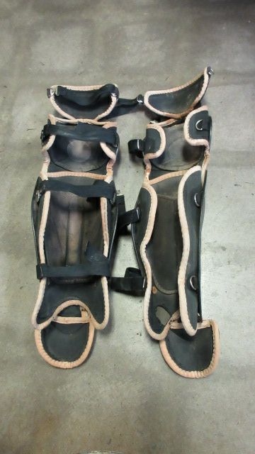 Load image into Gallery viewer, Used Under Armour Victory UALG2-SRVS Catcher&#39;s Shin Guards - wear
