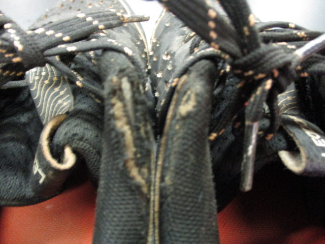 Load image into Gallery viewer, Used Under Armour Leadoff Size Youth 4 Cleats
