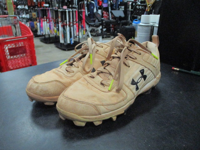 Load image into Gallery viewer, Used Under Armour Leadoff Low RM Cleats in White Size 4.5Y
