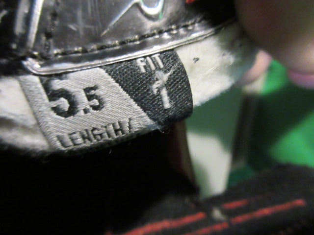 Load image into Gallery viewer, Used Bauer Vapor 3X Hockey Skates Size 5.5 Fit 1 - Right Heel is Split
