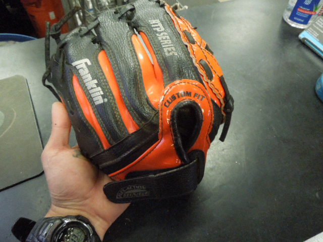 Load image into Gallery viewer, Used Franklin 9.5"  Baseball/Softball Glove Lots of Wear has Rips

